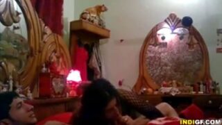 Desi girl gives a hot blowjob and fucks a dick