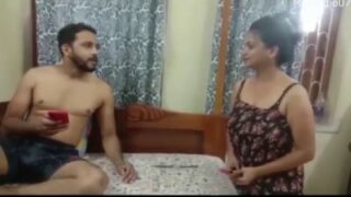 Aunty seduced the guy and making love in house