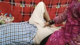 Tamilnadu’s wife erect the cock by the foot and fucked hot