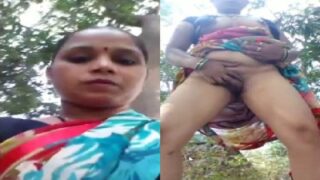 Village Aunty lifts the saree and shows pussy in the forest