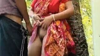 Coimbatore house wife lift saree and have hot fuck in outdoor