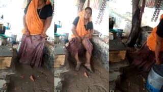 Salem village Aunty lifts saree and shows pussy in her shop