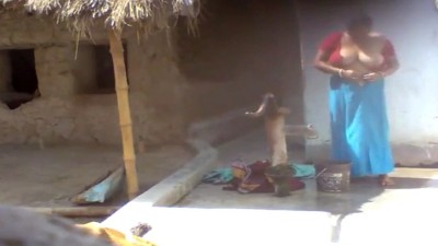 Vellore gramathu aunty outdoor bath with huge boobs