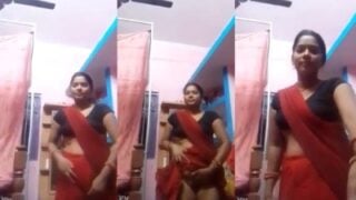 Tirunelveli Aunty lifts saree and rubbing her hungry pundai