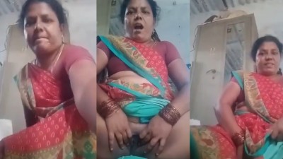 Tiruchirappalli maid aunty lifts saree and shows pundai