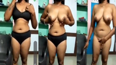 Tirupur dusky Aunty strips bra and shows sexy boobs