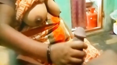 Pollachi village aunty gives a hot handjob with nude mulai