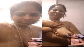 Kanchipuram mom aunty nude bathing with papaya mulai
