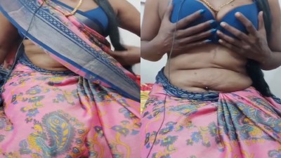 Madurai aunty strips saree and squeeze mulai with voice