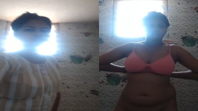 Aunty strips cloths and peeing on the toilet