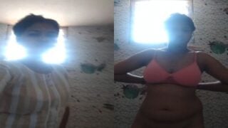 Aunty strips cloths and peeing on the toilet