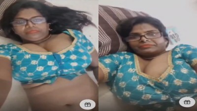 Villupuram Teacher shows her mulai with tight jacket