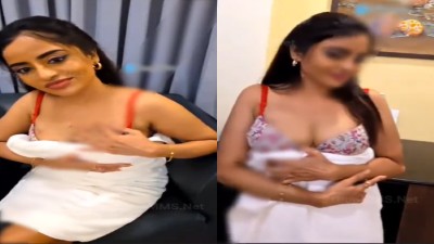 Hot item live tempting sex chat with her hot boobies